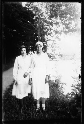 2 kvinnor stående intill gång.
Nyckelord: Gång Växtlighet