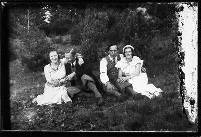 2 män och 2 kvinnor sittande i skogsbacke.
Nyckelord: Skogsbacke