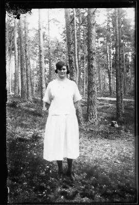 Kvinna stående i skogsbacke.
Nyckelord: Skogsbacke Skog