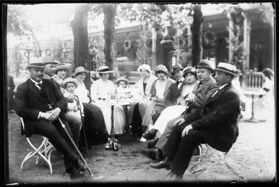 Ett antal personer sittande vid kaffebord i park.
Nyckelord: Kaffe Käpp