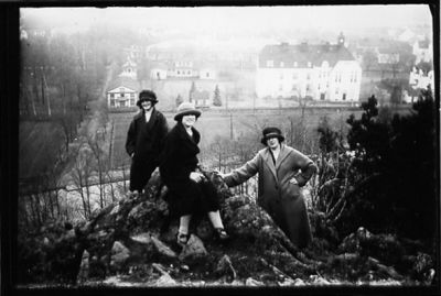 3 kvinnor stående på berg med byggnader i bakgrunden.
Nyckelord: Utsikt