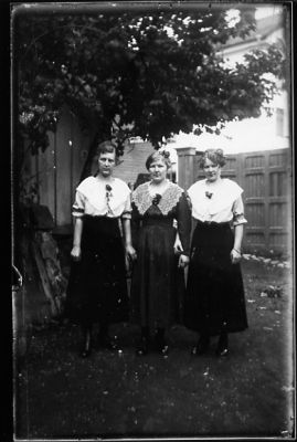 3 kvinnor stående framför plank.
Nyckelord: Plank