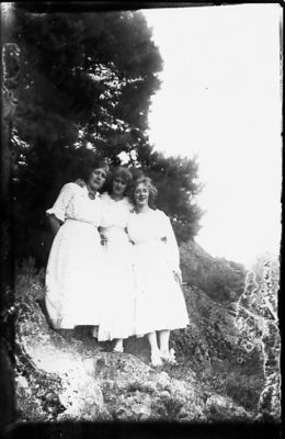 3 kvinnor stående på berg.
Nyckelord: Berg Träd