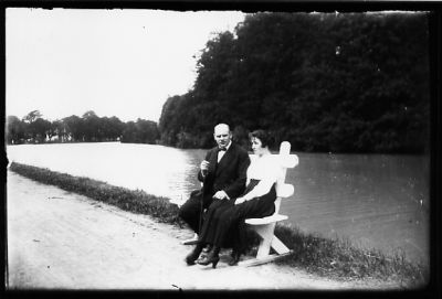 Man och kvinna sittande på parkbänk intill vattendrag.
Nyckelord: Parkbänk