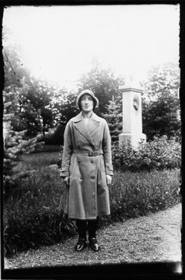 Kvinna stående i park med staty i bakgrunden.
Nyckelord: Staty Park