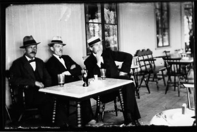 3 män sittande med öl vid bord.
Nyckelord: Flaska Servering