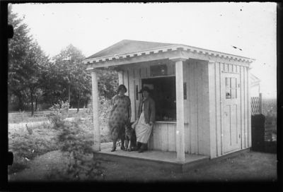 2 kvinnor stående vid kiosk.
Keywords: Kiosk