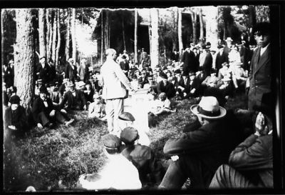 Folksamling i skogsbacke.
Keywords: Skogsbacke