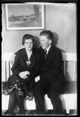 Man och kvinna sittande i rum.
Nyckelord: Tavla Pinnsoffa