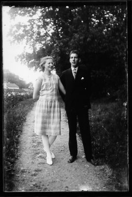 Man och kvinna stående på gång.
Nyckelord: Gång