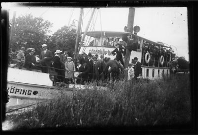 Ett antal personer på båt i vattendrag.
Nyckelord: Kanal