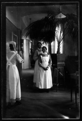 3 kvinnor i uniform stående i rum.
Nyckelord: Uniform Pedistal