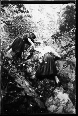 2 kvinnor stående på berg.
Nyckelord: Berg Växtlighet