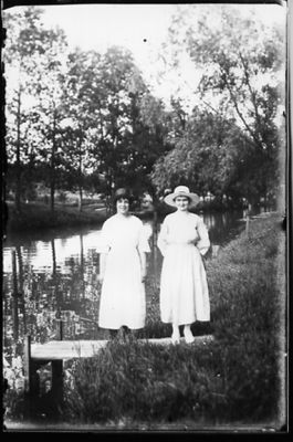 2 kvinnor stående på brygga i vattendrag.
Nyckelord: Brygga