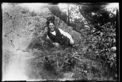 Man sittande på berg.
