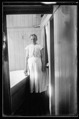 Kvinna stående vid badkar.
Nyckelord: Badkar