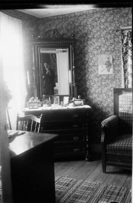 Rumsinteriör.
Nyckelord: Spegel Tapet