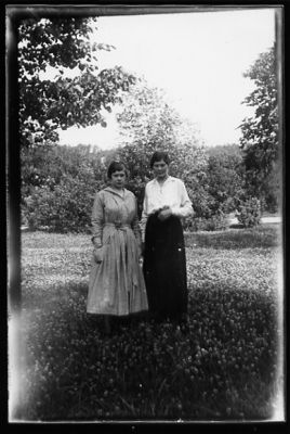 2 kvinnor stående på gräsmatta.
Nyckelord: Park Gräsmatta