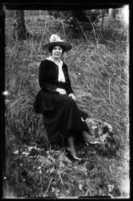 Kvinna sittande i skogsbacke.
Nyckelord: Skogsbacke