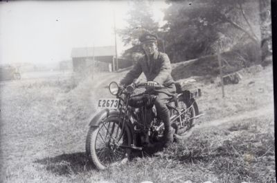Man sittande på motorcykel.
Nyckelord: Motorcykel