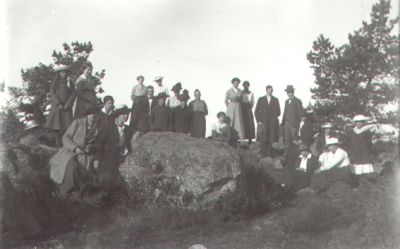Ett antal personer stående eller sittande på berg.
Nyckelord: Berg