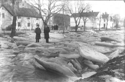 2 män stående på isflak.
Nyckelord: Vattendrag Islossning Vinter Isflak