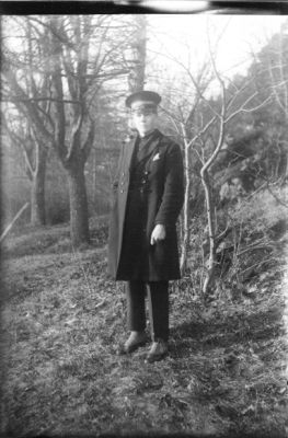Man stående i skogsbacke.
Nyckelord: Skogsbacke Uniform