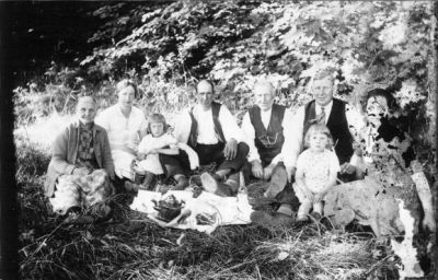 3 män, 3 kvinnor och 2 barn sitter på backen.
Nyckelord: Berg Picnic Kaffe
