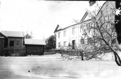 Byggnad i vinterskrud.
Nyckelord: Vinter Staket