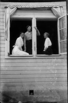 3 kvinnor sittande i fönster.
Nyckelord: Fönster Byggnad