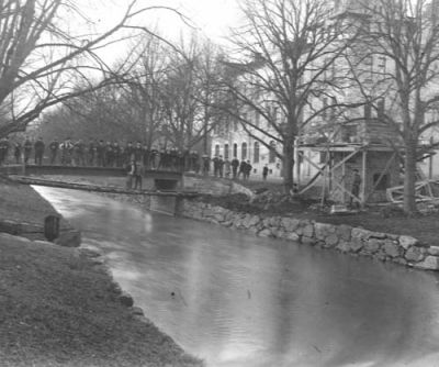 Stående på bro en massa åskådare till bygge
Nyckelord: Transformator Bro Spång