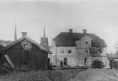 Byggnad med osedvanligt hög stenfot
Nyckelord: Klockstapel Kyrkspira