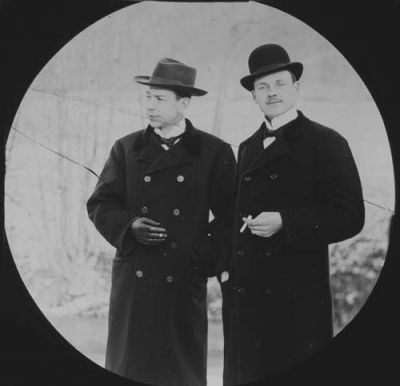 2 män stående utomhus
