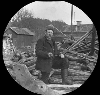 Man stående bland timmer
Nyckelord: Timmer Mätsticka
