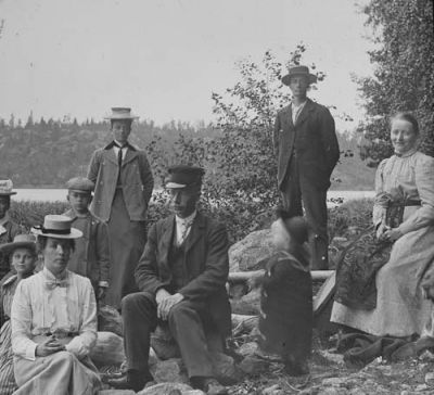 2 män 4 kvinnor 2 barn vid strandkant
