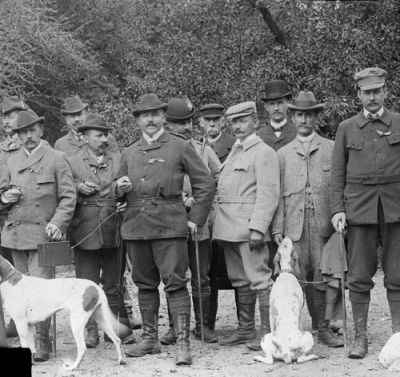 11 män 2 hundar stående i skogen
Nyckelord: Hund Gevär