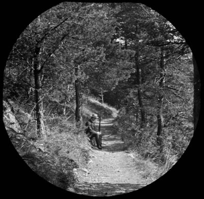 Man med gevär på pass
Nyckelord: Gevär