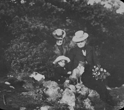 2 kvinnor 1 flicka och 1 hund i naturen
Nyckelord: Hund