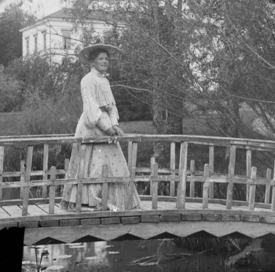 Kvinna på bro över vattendrag
Nyckelord: Bro Dräkt