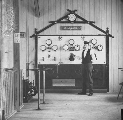 Man i kraftstation
Nyckelord: Mätare Väggur Skylt