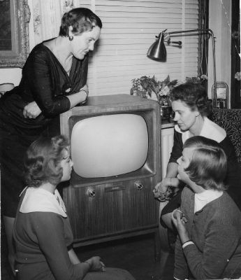4 kvinnor runt en TV
Nyckelord: TV