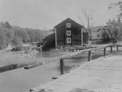 Kvarnbyggnad vid vattendrag
Nyckelord: kvarn