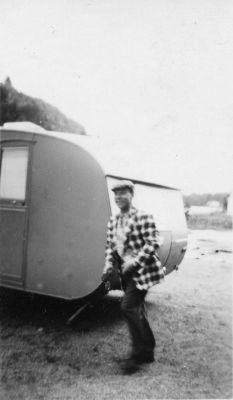 Man vid husvagn
Nyckelord: husvagn film