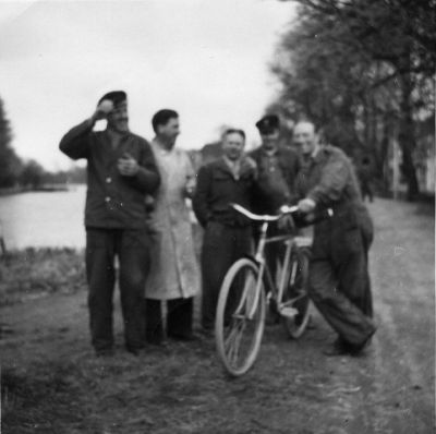 5 män stående invid vattendrag
Nyckelord: cykel