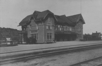 Järnvägsstation från spårsidan
Nyckelord: Järnväg Järnvägsstation