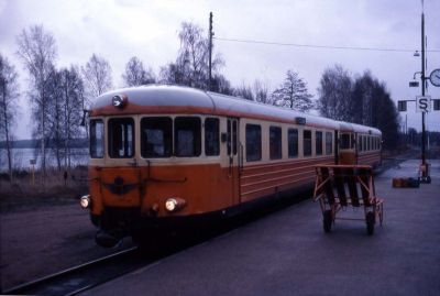 Rälsbuss vid station
Nyckelord: Rälsbuss Järnväg