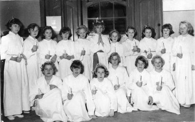 Lucia med tärnor i rum
Nyckelord: Lucia