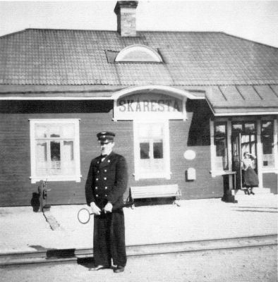 Stins stående framför järnvägsstation
Rudolf Andersson
Nyckelord: Järnvägsstation Järnväg