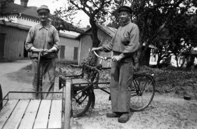 2 män med packcykel och dragkärra
Nyckelord: Packcykel Dragkärra