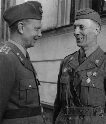 2 män i militäruniformer
Nyckelord: Uniform